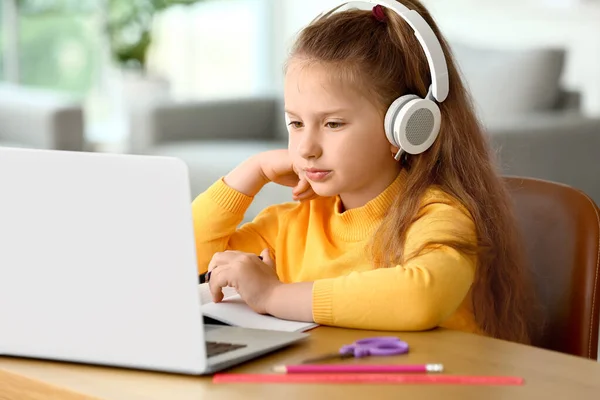 Маленька Дівчинка Робить Уроки Онлайн Вдома — стокове фото