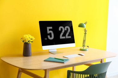 Renk duvarına yakın bilgisayarı olan modern işyeri