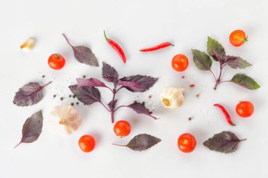 Beyaz arka planda taze fesleğen, sarımsak, domates ve kırmızı biber.