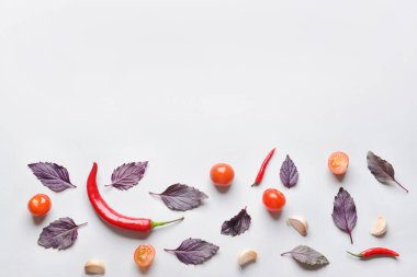 Beyaz arka planda taze fesleğen, sarımsak, domates ve kırmızı biber.