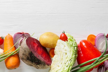 Hafif ahşap zemin üzerine lezzetli borş hazırlamak için gerekli malzemeler