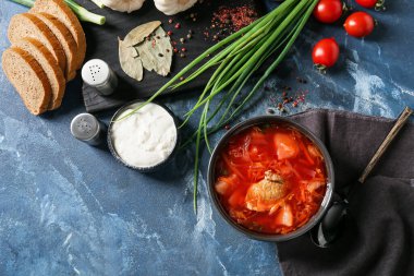 Bir kase lezzetli borş çorbası ve arkaplandaki malzemeler