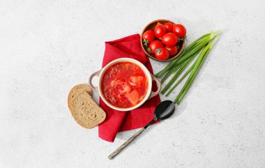 Lezzetli borş ve hafif arkaplanda malzemeler