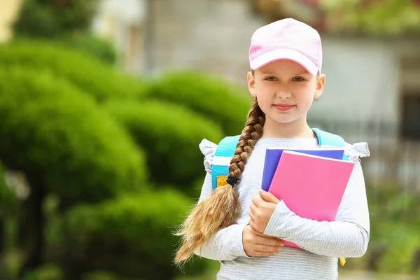 Piccola Studentessa Con Quaderni All Aperto — Foto Stock