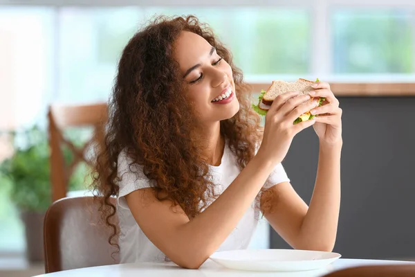 Young African American Woman Tasty Sandwich Kitchen — Stock Photo, Image