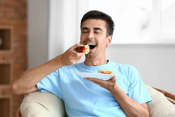 Joven Comiendo Sabroso Sándwich Casa — Foto de Stock