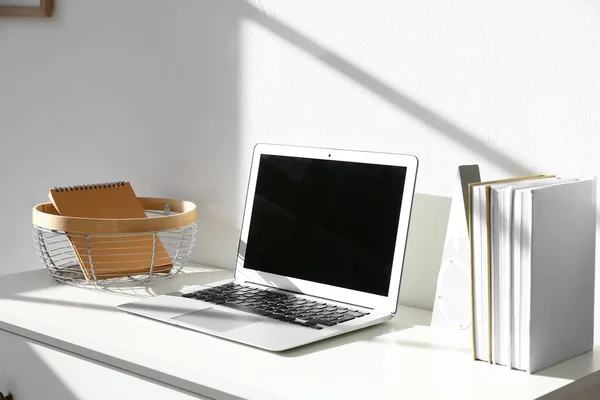 Nowoczesne Miejsce Pracy Laptopem Przy Ścianie Świetlnej — Zdjęcie stockowe