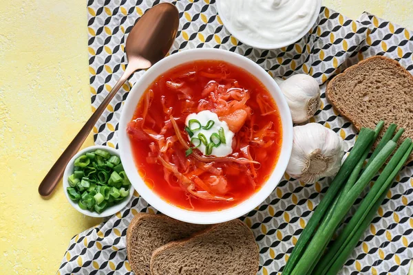 Cuenco Sabroso Borscht Ingredientes Sobre Fondo Color — Foto de Stock