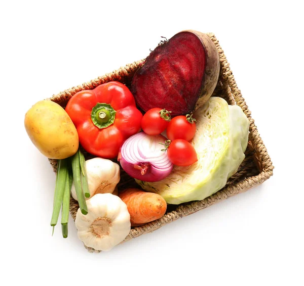 Cesta Con Ingredientes Para Preparar Sabroso Borscht Sobre Fondo Blanco —  Fotos de Stock