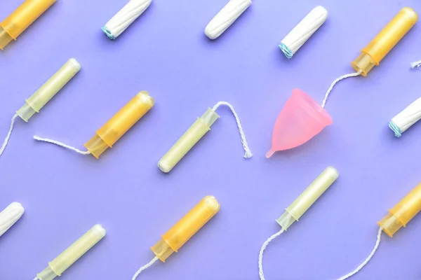 Tampon Dan Cangkir Haid Pada Latar Belakang Warna — Stok Foto