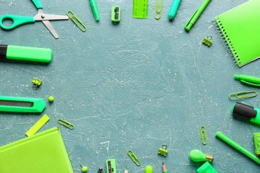 Renk arkaplanındaki kırtasiye malzemelerinden yapılmış çerçeve