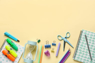 Renk arkaplanı üzerine kırtasiye malzemeleri