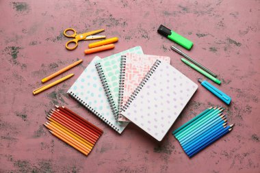 Grunge renk arkaplanı üzerine kırtasiye malzemeleri
