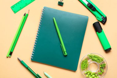 Renk arkaplanı üzerine kırtasiye malzemeleri