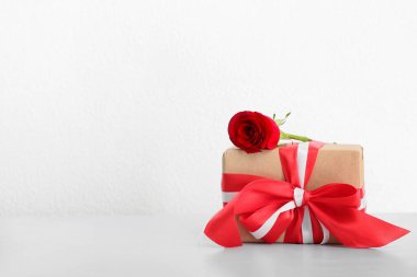 Sevgililer Günü hediyesi ve beyaz arka planda gül.