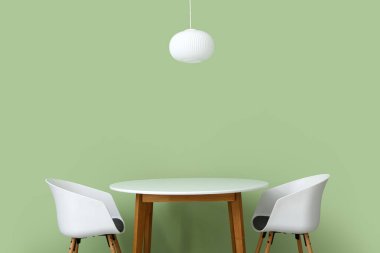 Renkli duvarın yanında şık bir yemek masası