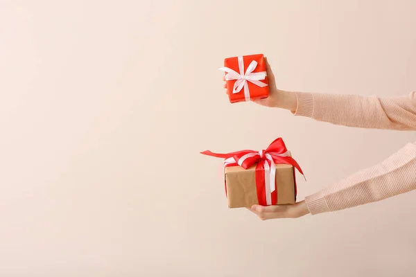 Handen Met Geschenken Lichte Achtergrond — Stockfoto