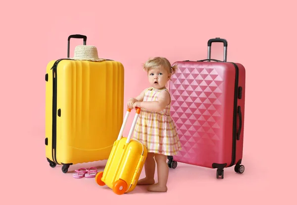 Mignon Bébé Fille Avec Des Valises Sur Fond Couleur — Photo