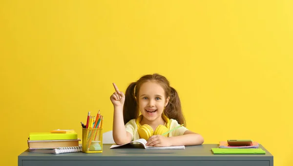 Bambina Con Indice Alzato Tavola Sfondo Colore — Foto Stock