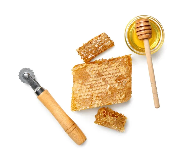 Cuchillo Abeja Con Miel Sobre Fondo Blanco — Foto de Stock