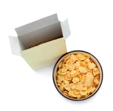 Lezzetli mısır gevreği ve beyaz arka planda karton kutu.