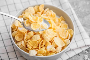 Arkaplanda lezzetli mısır gevreği yemek, yakın plan.