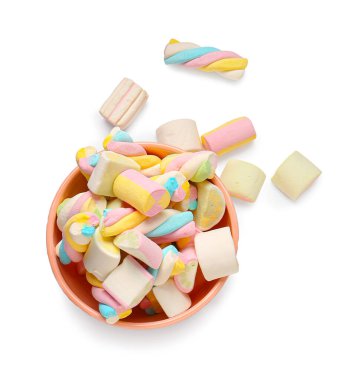 Beyaz arka planda lezzetli marşmelovlarla dolu bir kase.