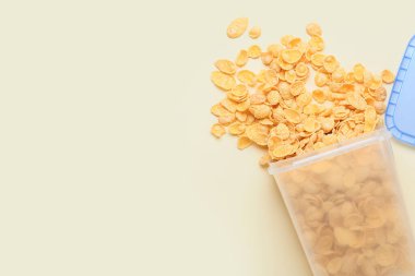 Renkli mısır gevreği içeren konteyner