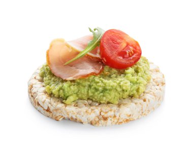 Beyaz arka planda guacamole, jambon ve domatesli pirinç krakeri.