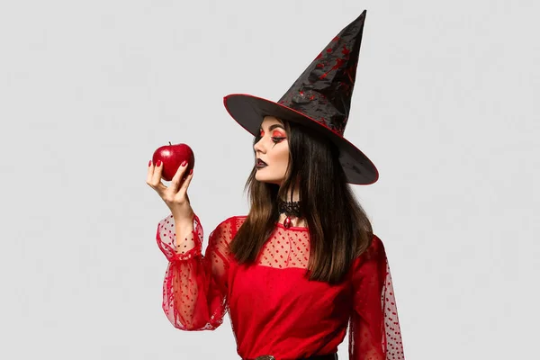 浅色背景苹果的年轻女巫 — 图库照片