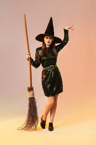 Mooie Vrouw Verkleed Als Heks Voor Halloween Kleur Achtergrond — Stockfoto
