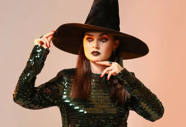 Schöne Frau Als Hexe Für Halloween Auf Farbigem Hintergrund Gekleidet — Stockfoto