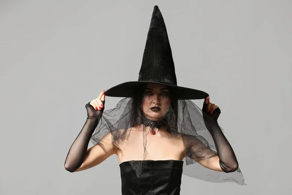 Vacker Kvinna Klädd Som Häxa För Halloween Grå Bakgrund — Stockfoto