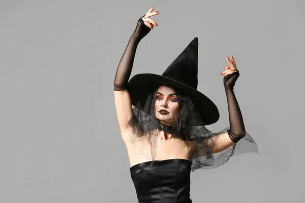 Mulher Bonita Vestida Como Bruxa Para Halloween Fundo Cinza — Fotografia de Stock