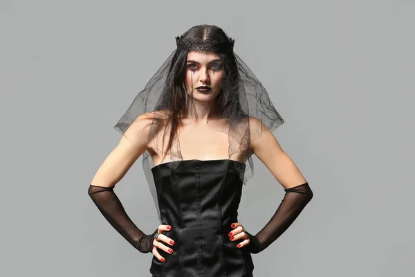 Hermosa Mujer Vestida Bruja Para Halloween Sobre Fondo Gris — Foto de Stock