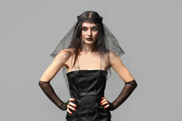 Mulher Bonita Vestida Como Bruxa Para Halloween Fundo Cinza — Fotografia de Stock