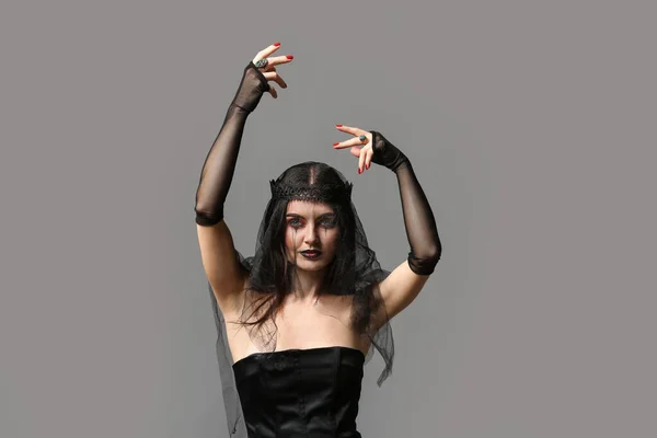 Schöne Frau Verkleidet Als Hexe Für Halloween Auf Grauem Hintergrund — Stockfoto