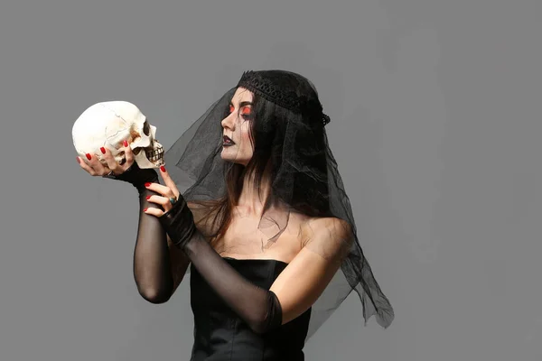 Young Witch Skull Grey Background — Stock Photo, Image