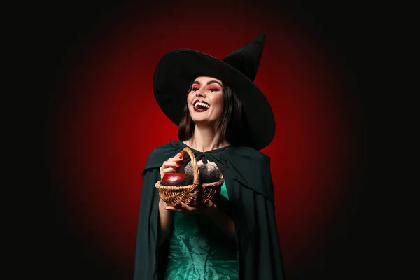 Молодая Ведьма Держит Корзину Яблоком Темном Фоне — стоковое фото