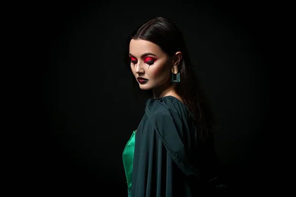 Hermosa Mujer Vestida Bruja Para Halloween Sobre Fondo Oscuro — Foto de Stock