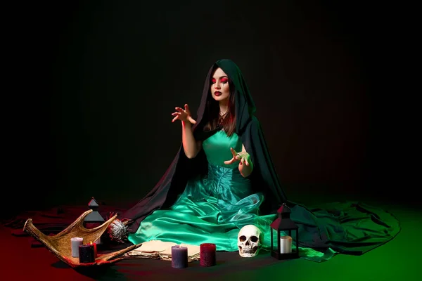 Молодая Ведьма Совершает Ритуал Тёмном Фоне — стоковое фото