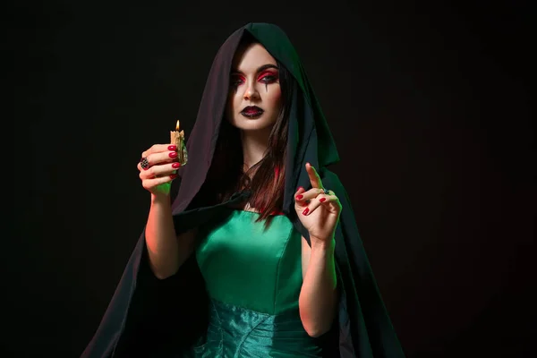 Молодая Ведьма Свечой Темном Фоне — стоковое фото