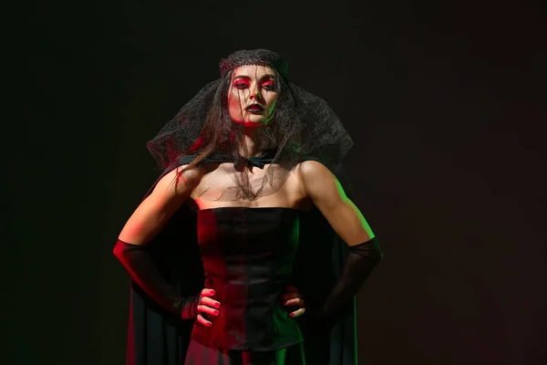 Bella Donna Vestita Strega Halloween Sfondo Scuro — Foto Stock