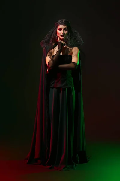 Mulher Bonita Vestida Como Bruxa Para Halloween Fundo Escuro — Fotografia de Stock