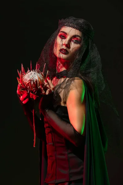 Schöne Frau Verkleidet Als Hexe Für Halloween Auf Dunklem Hintergrund — Stockfoto