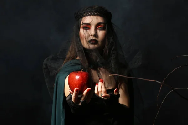 Молода Відьма Яблуком Темному Тлі — стокове фото