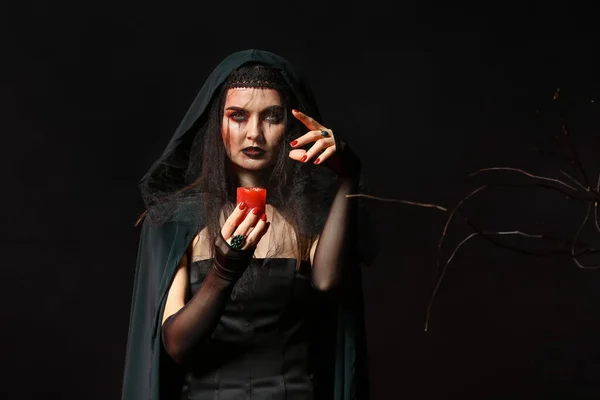 Fiatal Boszorkány Gyertyával Sötét Háttér — Stock Fotó