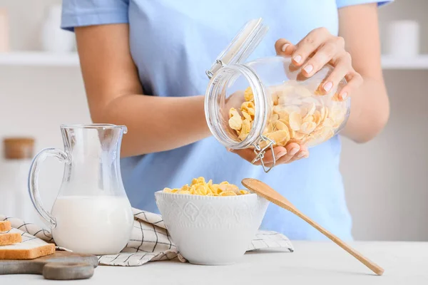 Mujer Preparando Sabroso Desayuno Con Copos Maíz Cocina — Foto de Stock