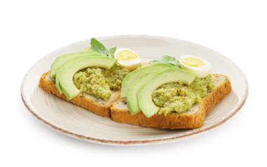 Avokado tostları, beyaz arka planda guacamole ve yumurta.
