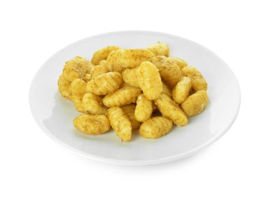 Beyaz arka planda lezzetli pesto gnocchi tabağı